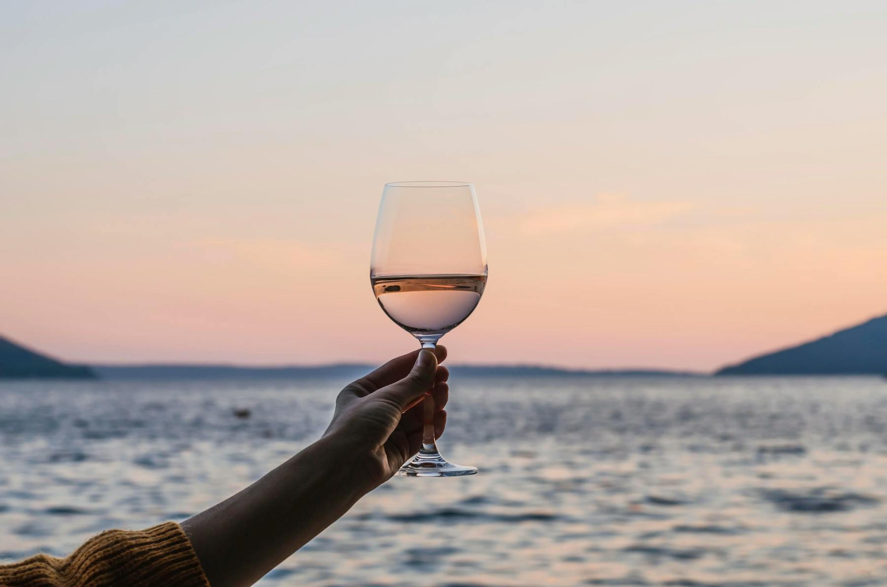 Découvrez le vin rosé : son histoire, ses méthodes de fabrication, ses occasions de dégustation et ses meilleurs accords mets et vins.
